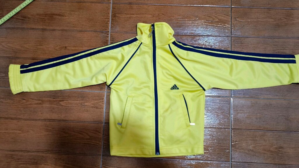Adidas çocuk spor mont..1.5- 4 yaş arası uygun..Az lekeli..