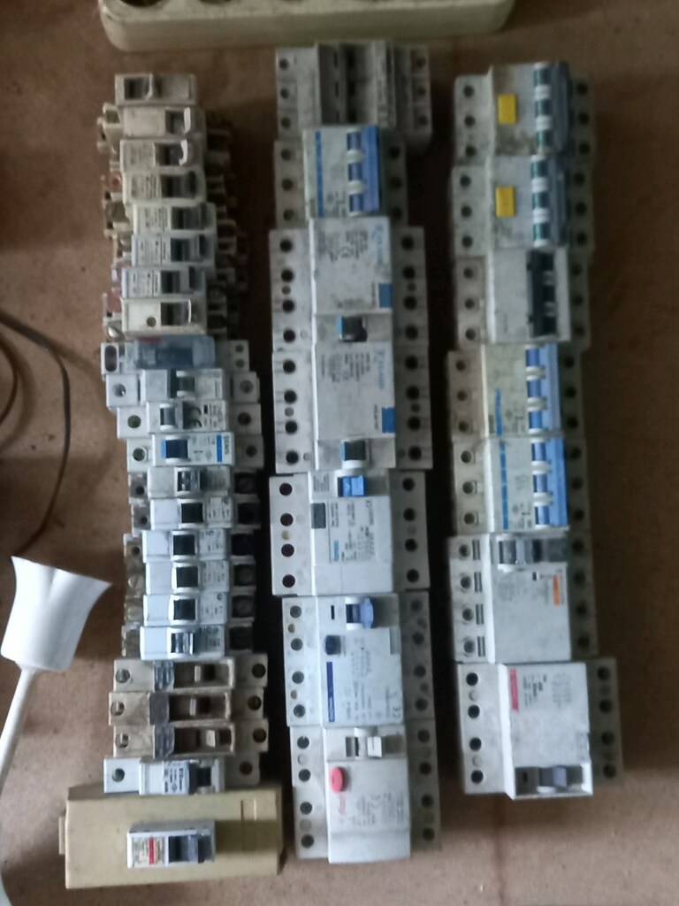 evyaparsak kullanılır diye biriktirdiğim, elektrik ürünleri. - 2