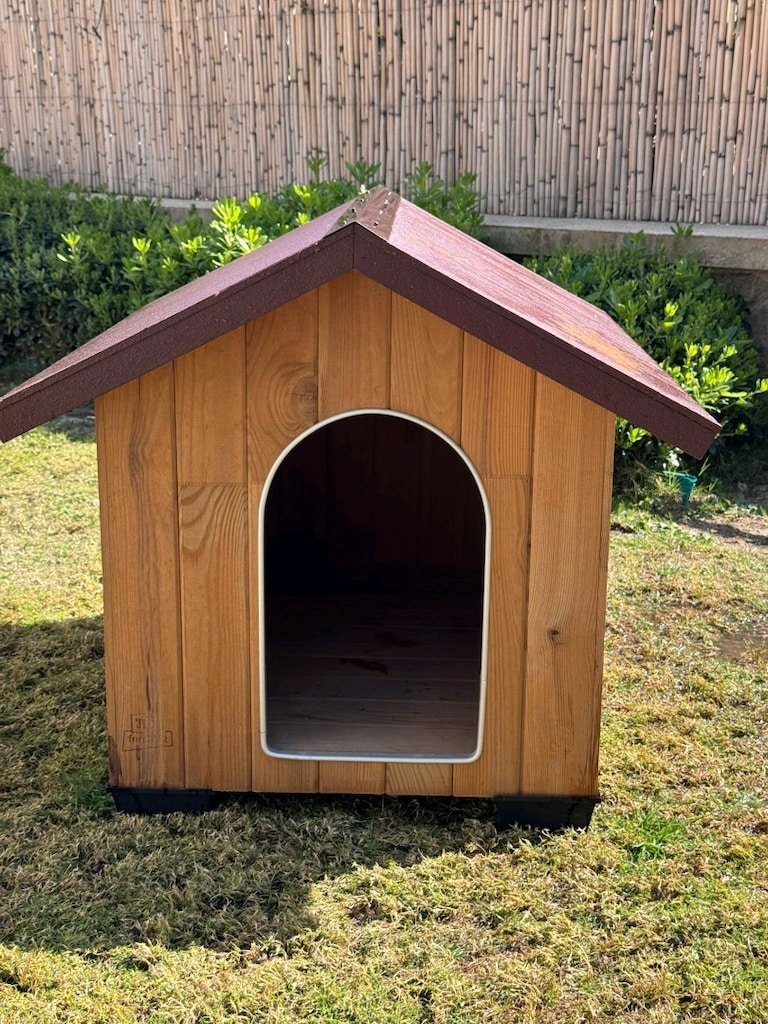 Kaliteli ahşap köpek kulübesi. Hiç kullanılmadı.