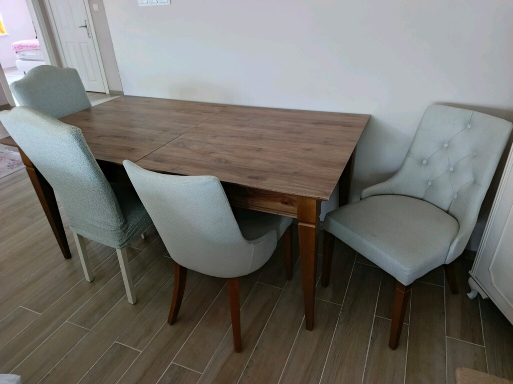 Acılır 8 kişilik yemek masası çatal bıcak yerinde vardır 4 sandalye - 2