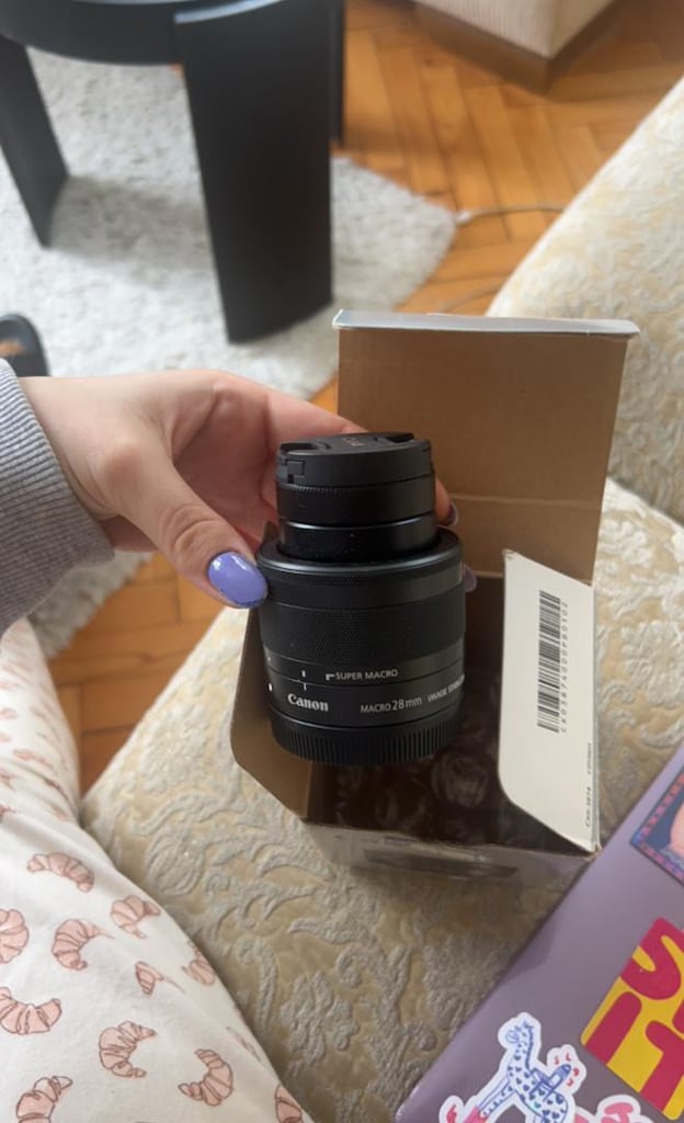 EFM 28mm f/3.5 Macro IS STM Lens Box - 4