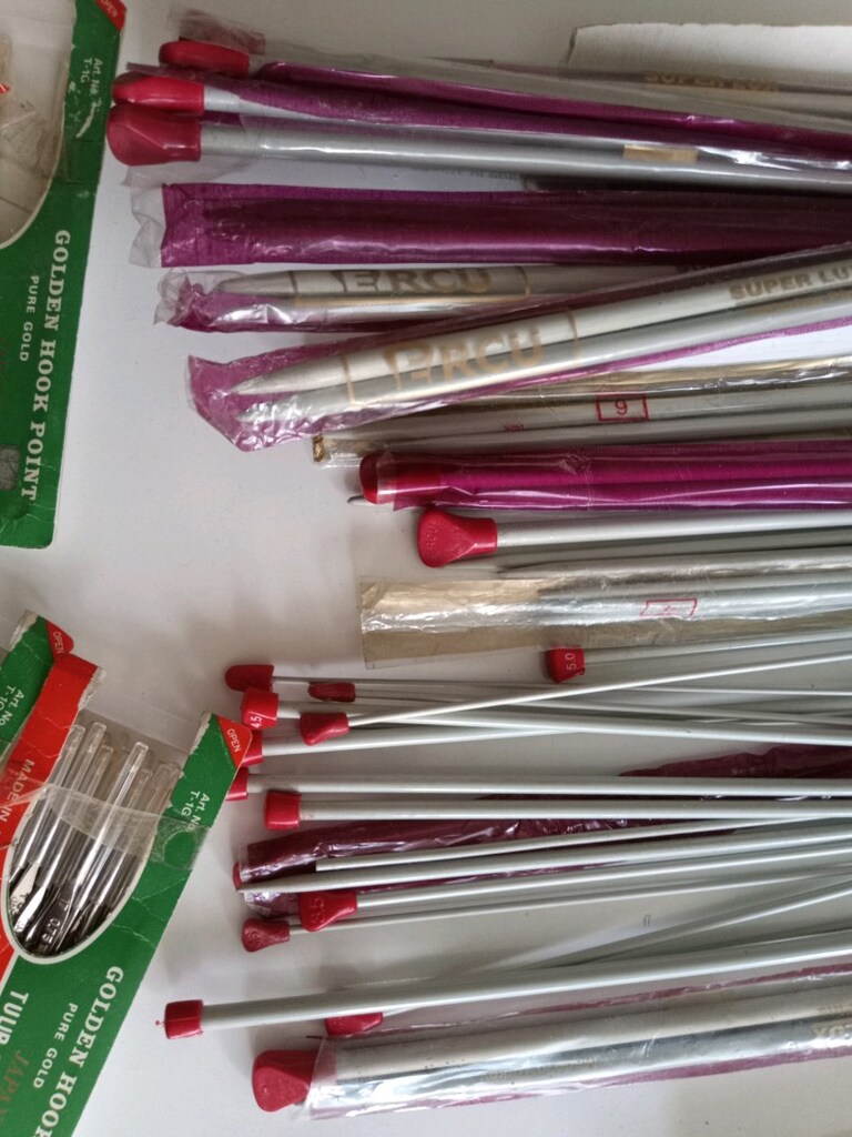 şiş , tığ ve boncuk kutusu hepsi 1250₺ - 2