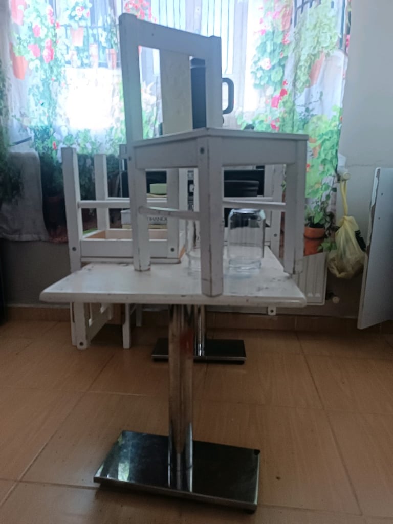 Ikea çocuk sandalyesi 5adet ve masa - 2