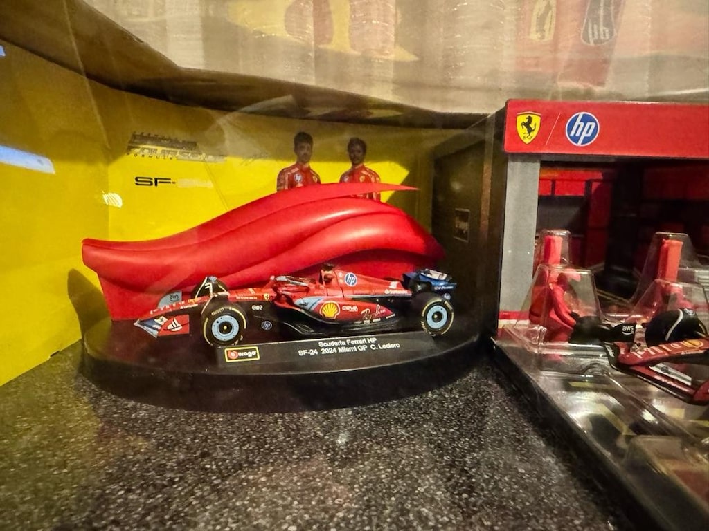 Ferrari Burago 1:43 F1 Yarış ve Pit Ekibi Diecast Seti - 6