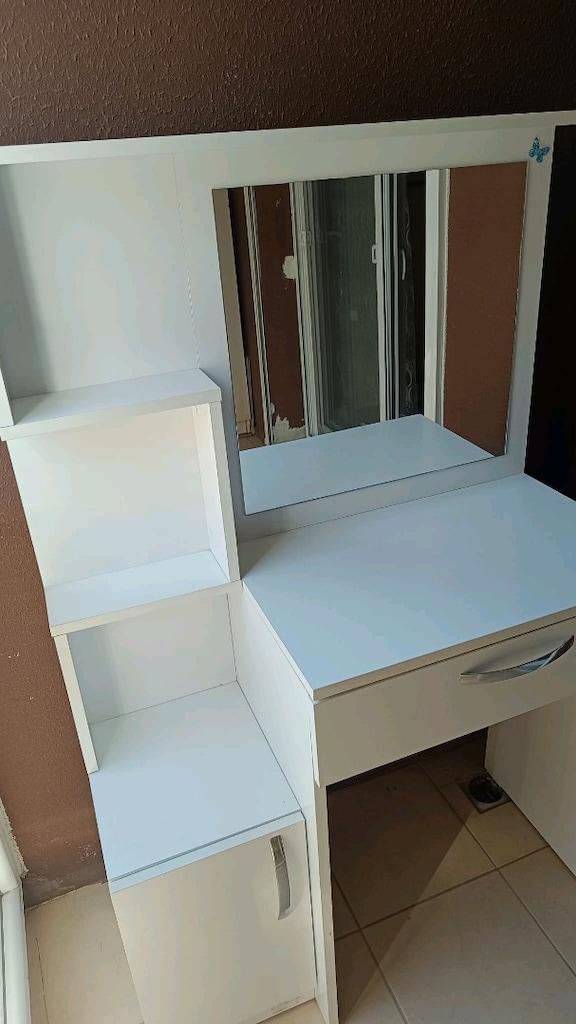 beyaz çalışma ve makyaj masası - 4