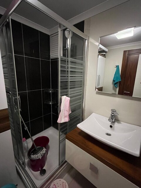 banyo teknesi, duşakabin, lavabo, ayna ve klozet