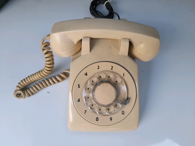 Antika çevirmeli telefon