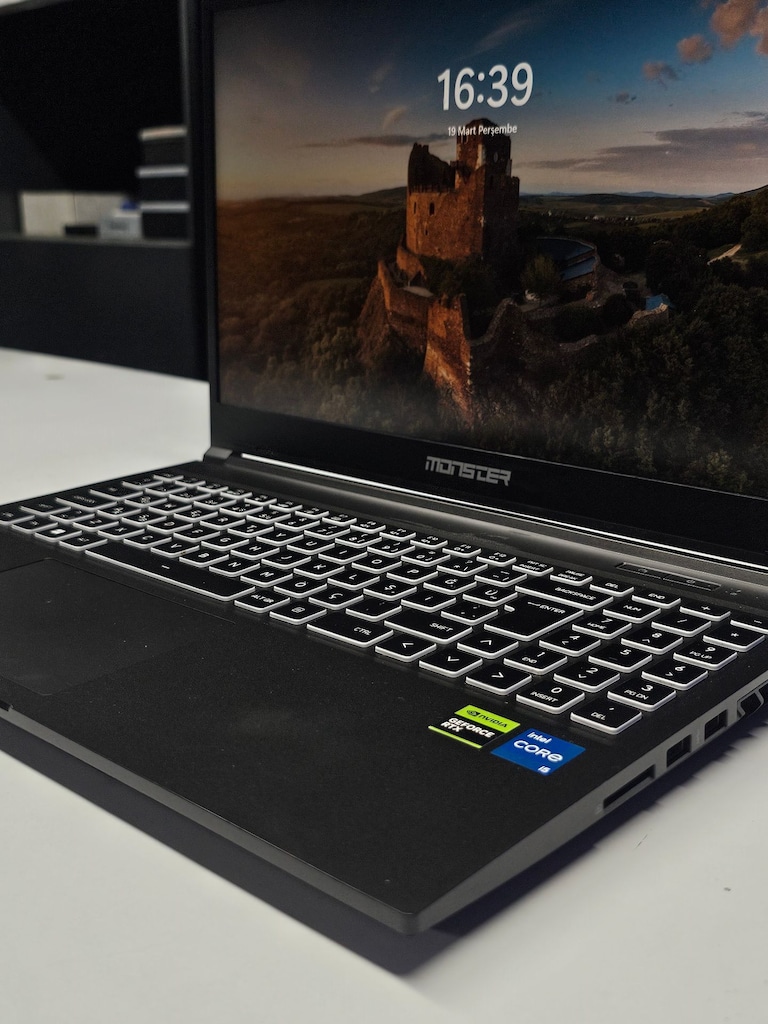 i5 12450H - RTX 3060 6GB - 32GB RAM - 512GB M.2 SSD - 9