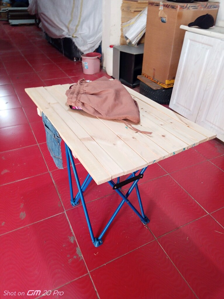 2. el katlanır 4 sandalye 1 masa kiliflariyla beraber 2450 tl - 2