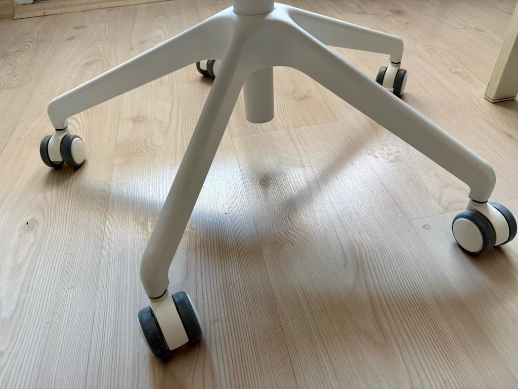 Gri ve Bej iki adet IKEA Hattefjall kolçaklı çalışma sandalyesi - 6