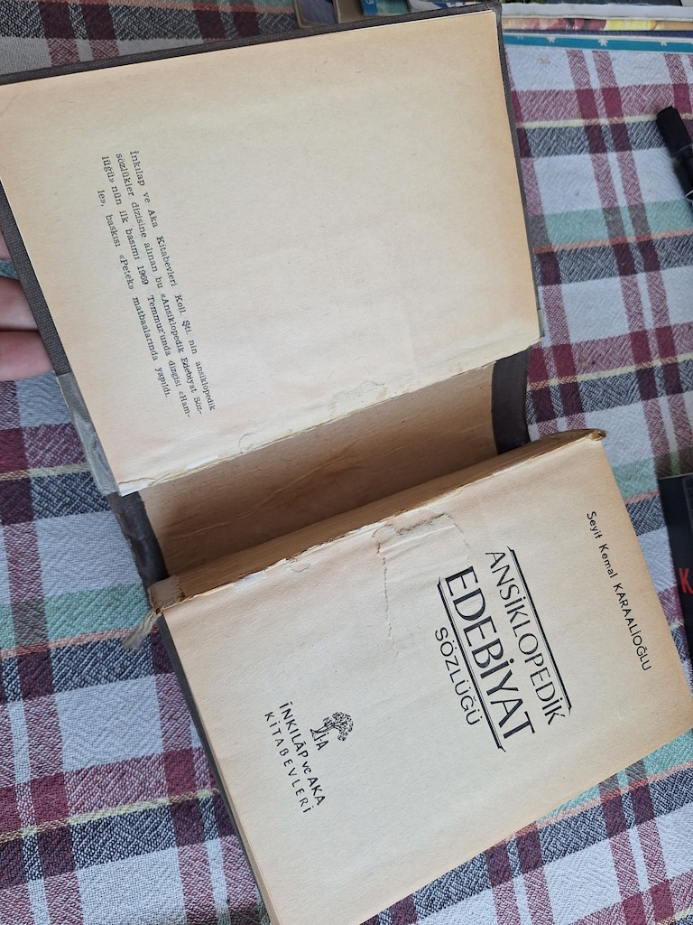 Ansiklopedik Edebiyat Sözlüğü - Seyit Kemal Karaalioğlu - 4