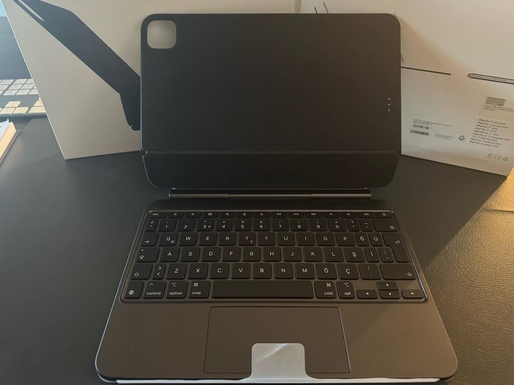 Magic Keyboard - Apple 11 inç iPad Pro (M4) (Model: MWR23TQ/A) - 4