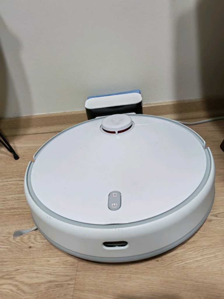 temizlik robotu ve çift kişilik yatak