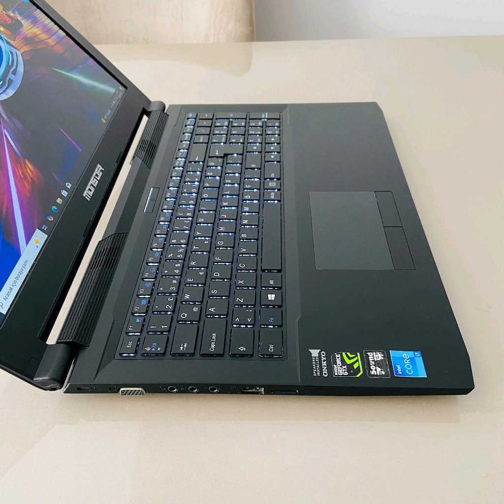 Monster Gaming laptop i7 6700HQ Nvidia Geforce GTX 950m Grafik kartı - 8