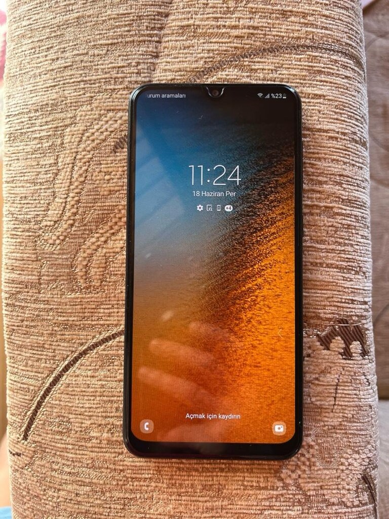 Temiz Samsung Galaxy A20 - Sorunsuz / Kırılmaz Cam + Şarj Cihazı Dahil - 2