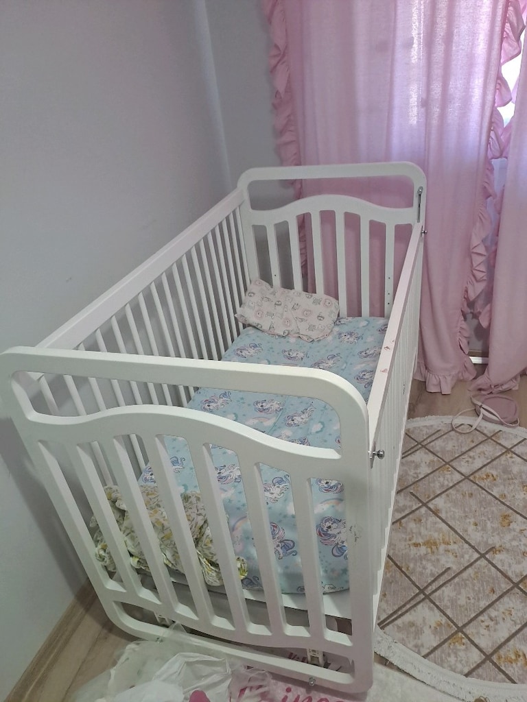 Temiz Kullanılmış Ahşap Sallanır Bebek Beşiği + Yatak Dahil