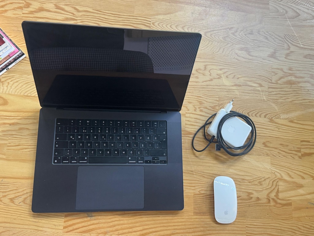 Sıfır ayarında 11 Ay Garantili M4 Çipli Macbook pro 16,7'' - 2