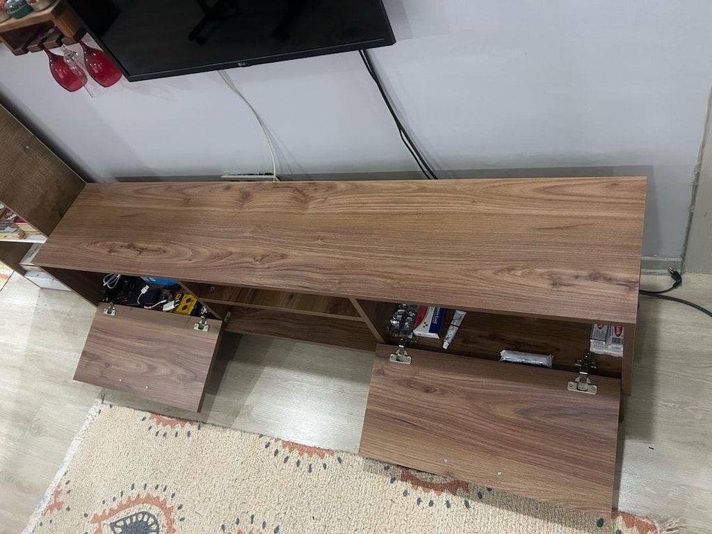 Modern Ahşap Desenli TV Ünitesi (Temiz ve Kullanışlı) - 3