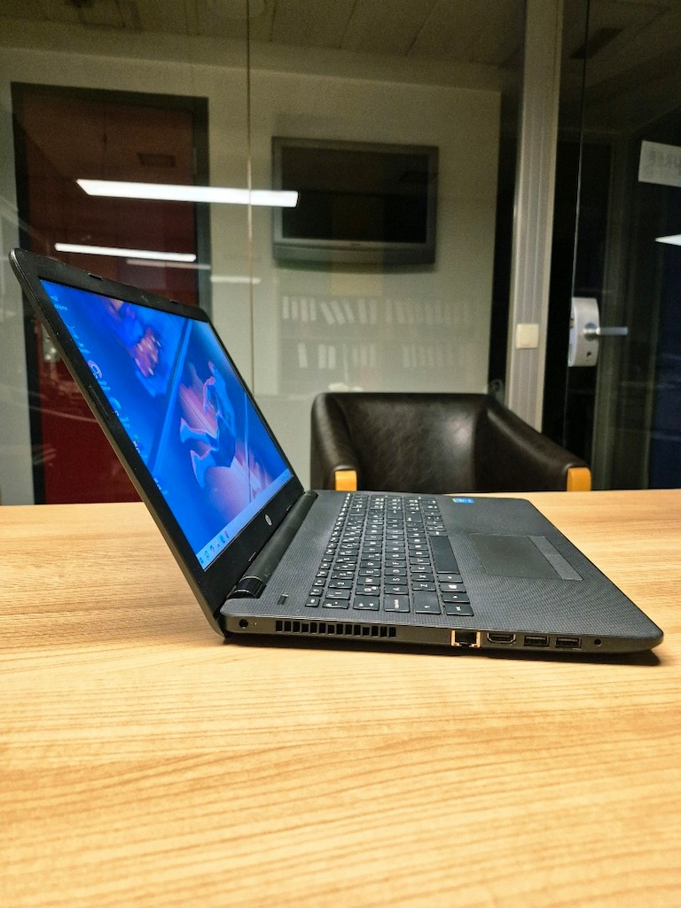Laptop HP i3 İşlemci 8GB Ram SSD Pili Sağlam Yeni Gibi - 3