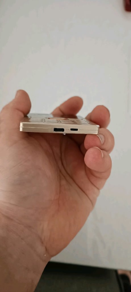 Altın Tonlu Kompakt Tuşlu Telefon + Şarj Kablosu - 7
