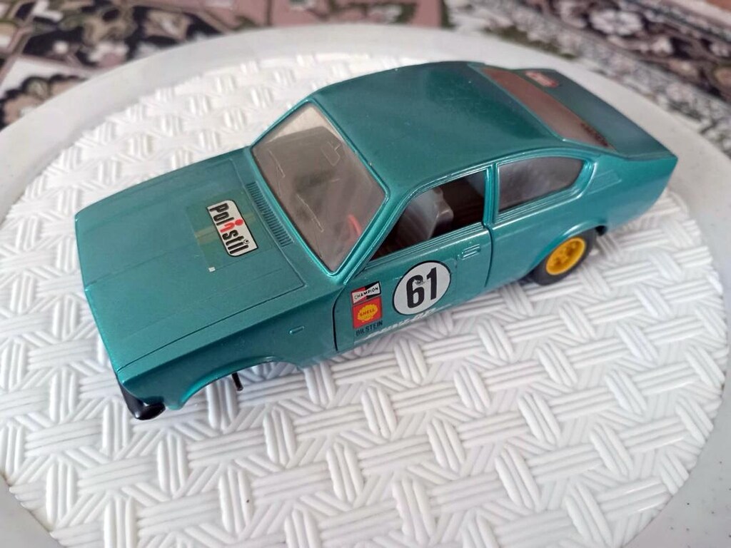Bburago Opel Kadett Coupe 1:24 Diecast - 3