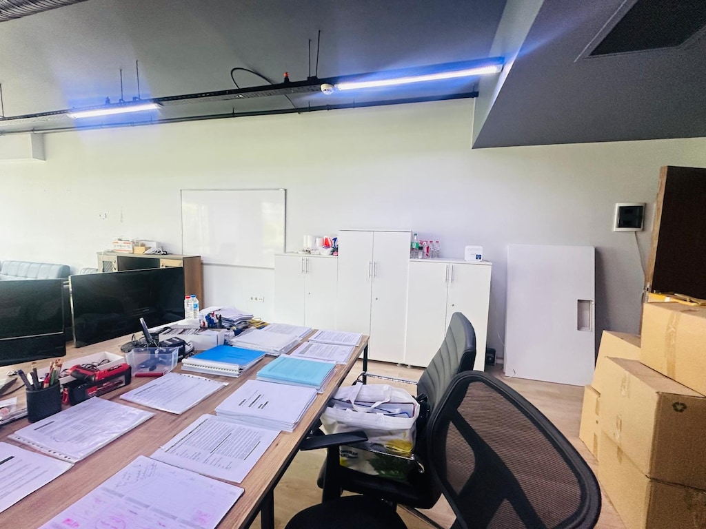 Ofis Masa Sandalye Dolap ve Deri Koltuk Konsol Satılık - 3