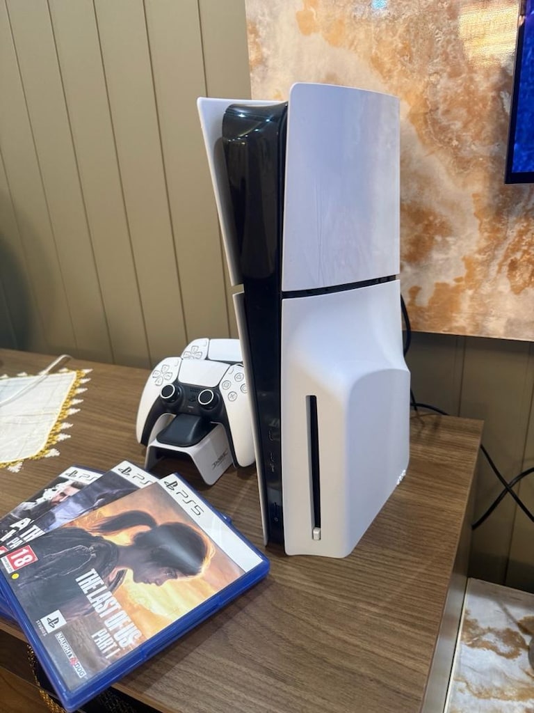 PLAYSTATION 5 + 2 KOL + 3 OYUN + ŞARJ ISTASYONU - 2