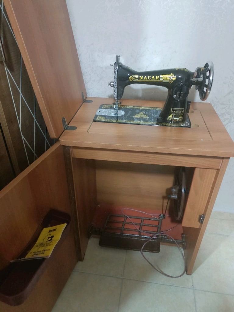 Siyah Desenli Dikiş Makinesi - 3