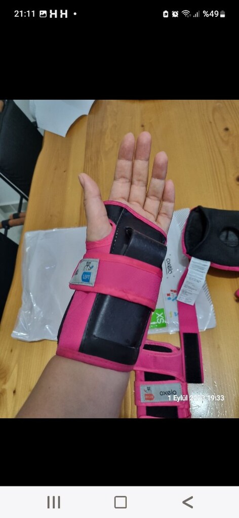 Decathlon ürünü dizlik-bileklik-eldiven seti - 4