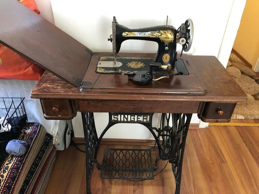 120 yillik Singer manuel el ayak dikis makinesi