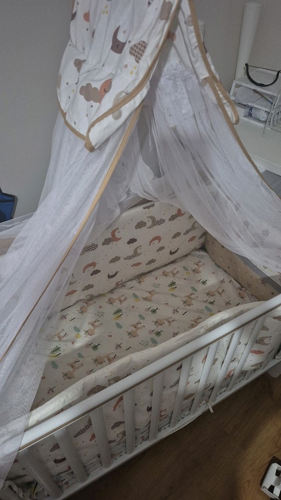 Beşik ve Ikea Mama Sandalyesi