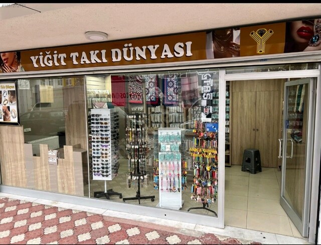 KAPANAN MAĞAZADAN SIFIR AYARINDA MDF VİTRİN