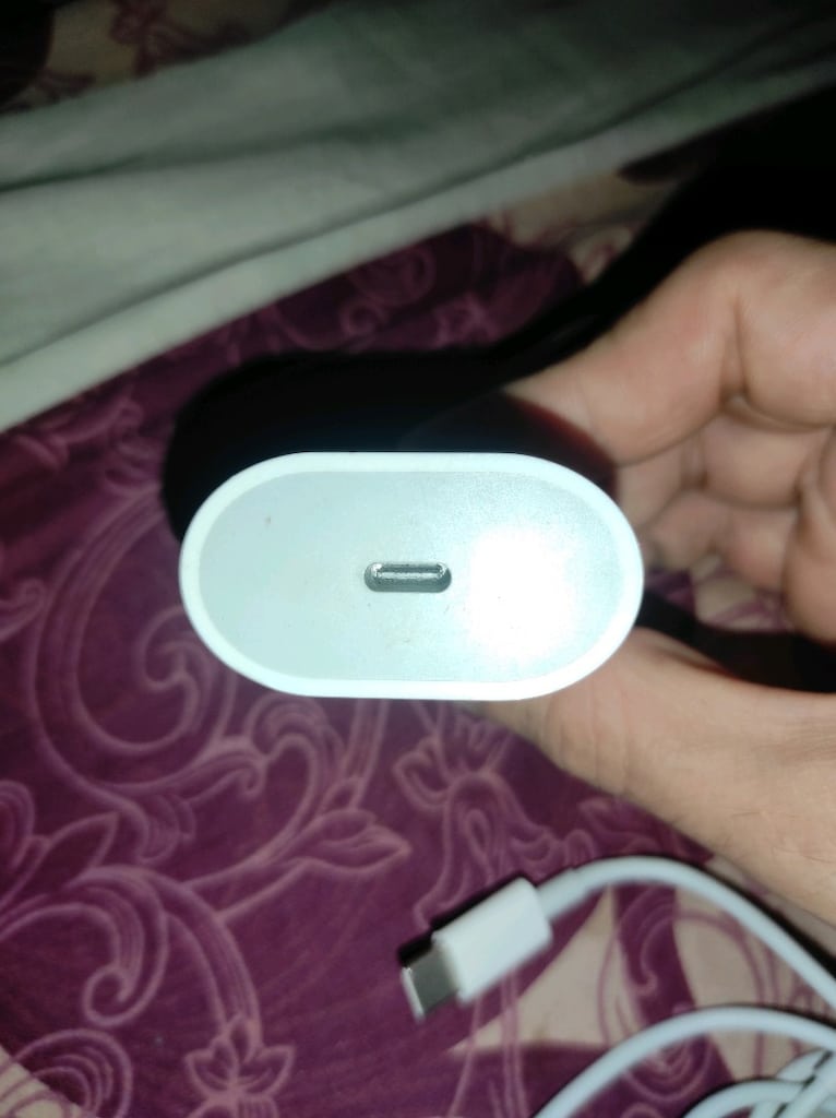 iPhone şarj aleti ve kablo - 3