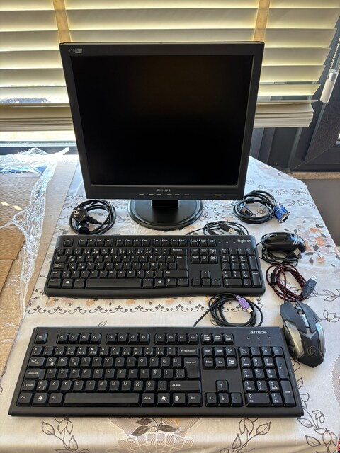 Philips Monitör + 2 Adet Mouse + 2 Adet Klavye (Logitech)