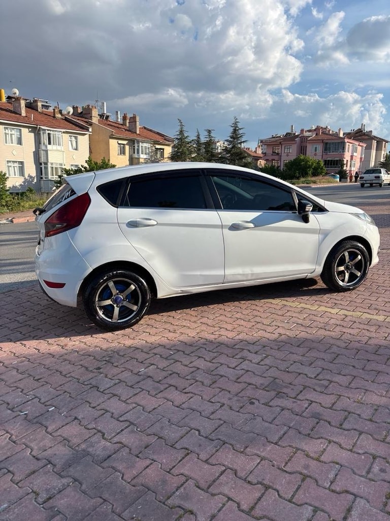Sahibinden Temiz Düşük Km Fiesta - 8