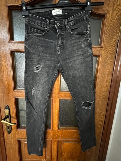 Bershka 30 Numara Siyah Yırtık Model Kot Pantolon (Orjinal-2. El)