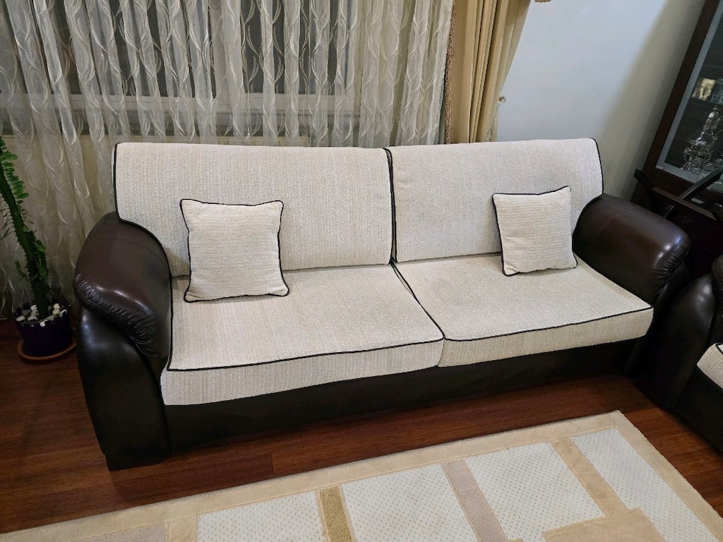 2 TEKLİ 1 İKİLİ 1 ÜÇLÜ KOLYUK,6 SANDALYE SATILIKTIR.