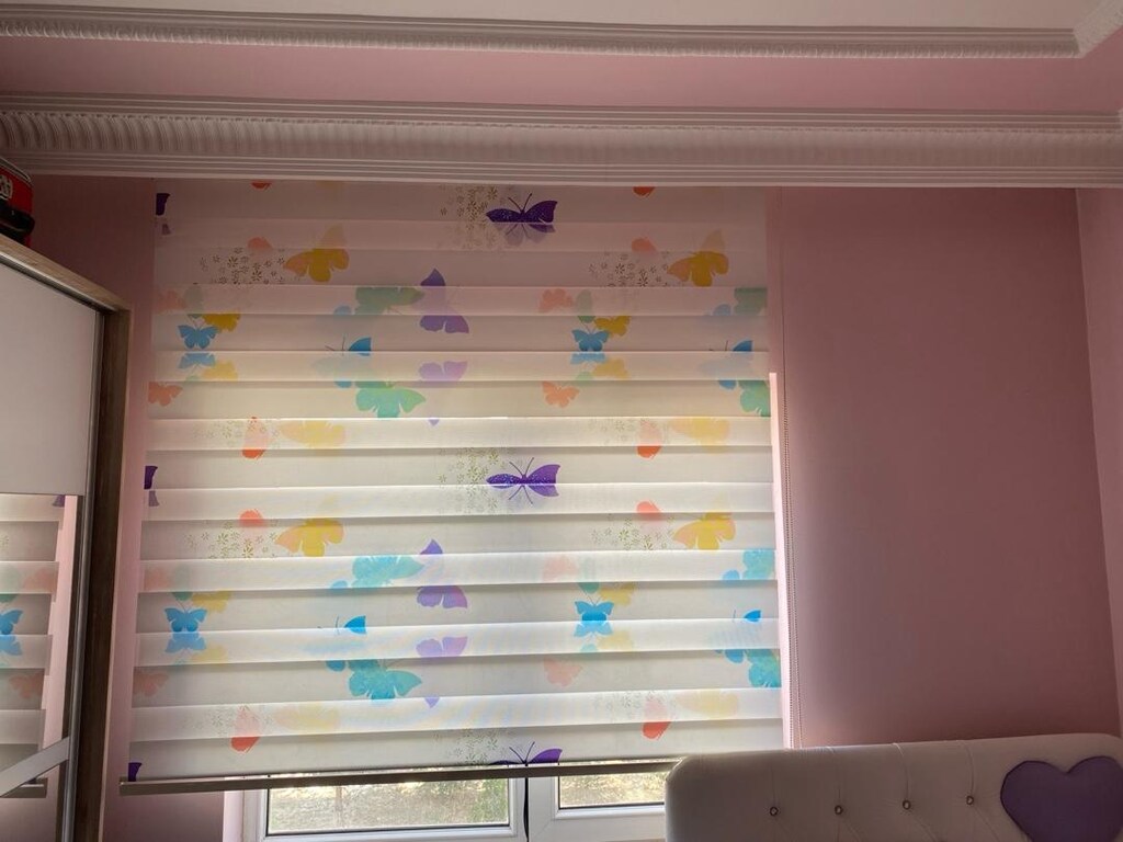 Kelebek desenli zebra stor perde