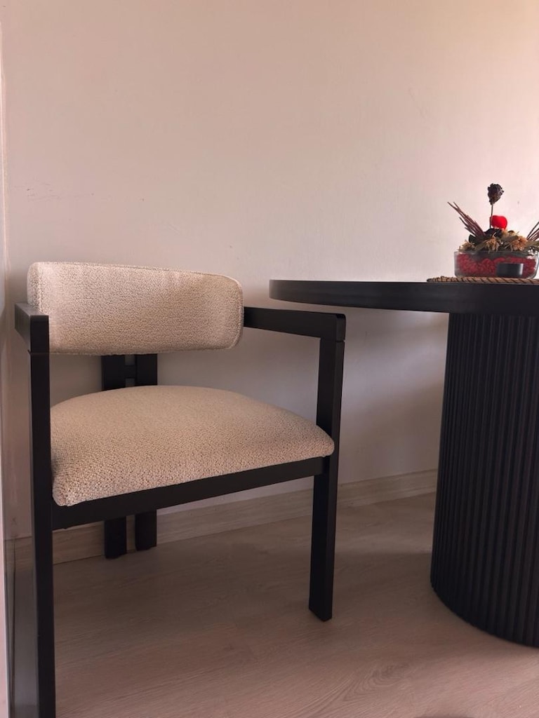 Siyah Ahşap Yuvarlak Masa & Krem Kumaş Sandalye Takımı - 3