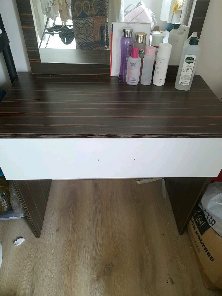 Yatak odası makyaj aynası ve komidin - 2