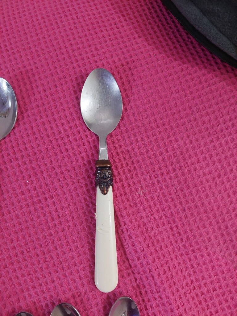 Kaşık çatal. Hepsinin fiyatıdır. Hediyesi var (son resimdeki kaşıklar) - 9
