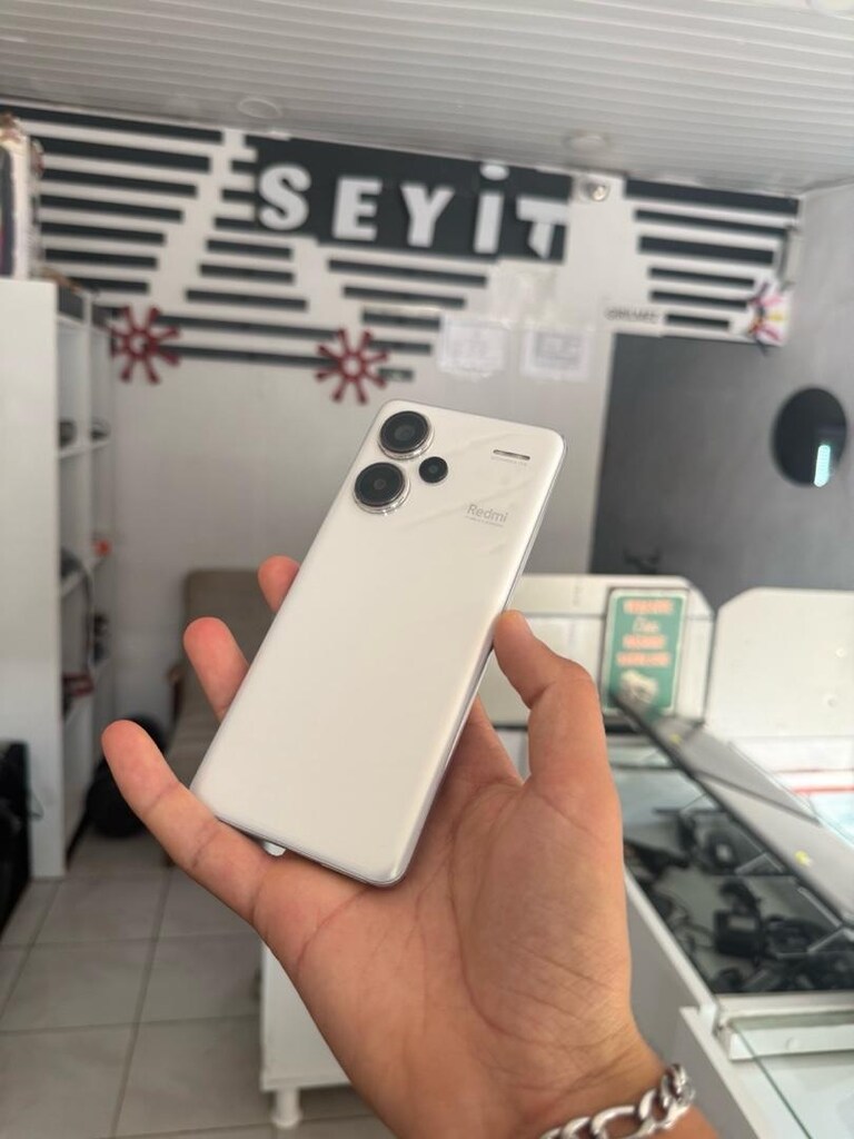 Redmi 13 Pro Plus 5G (512 GB / 16 GB RAM) – EKRANDA UFAK Bİ ÇATLAK VAR