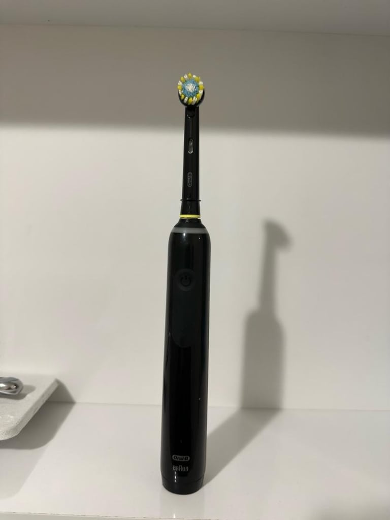 Oral-B Pro Series 3 Siyah Şarjlı Diş Fırçası + Seyahat Kabı