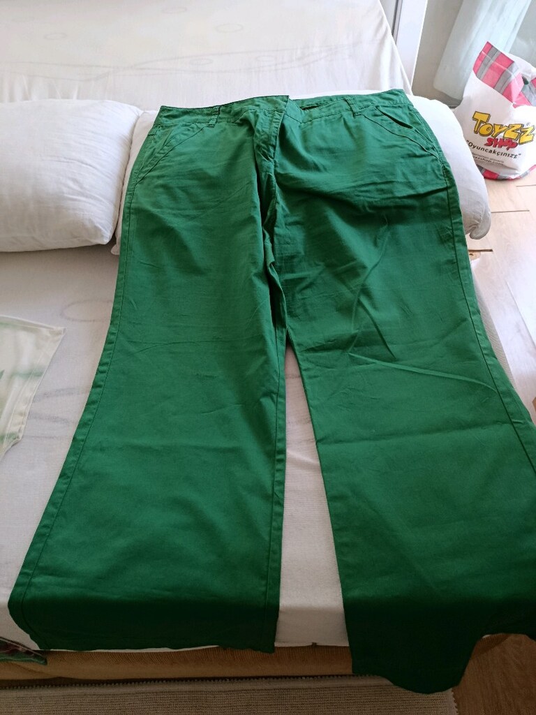 temiz az giyilmiş 4 x bedeni 80 le 90 kiloya rahat olur tek fiyata iki - 4