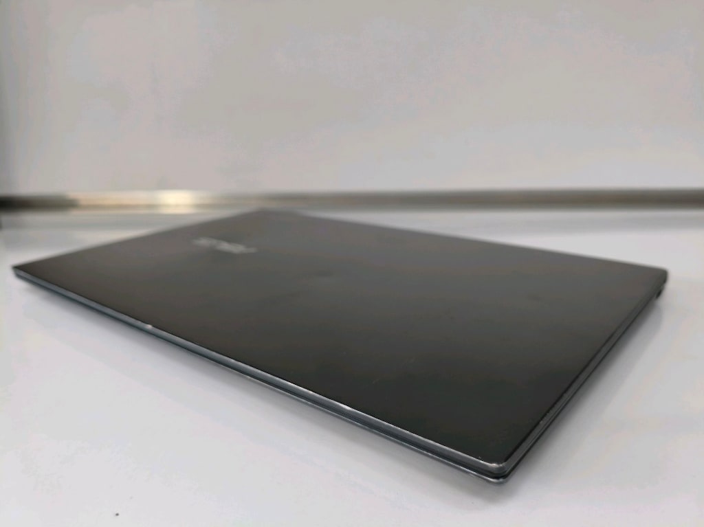 Asus Zenbook - 4