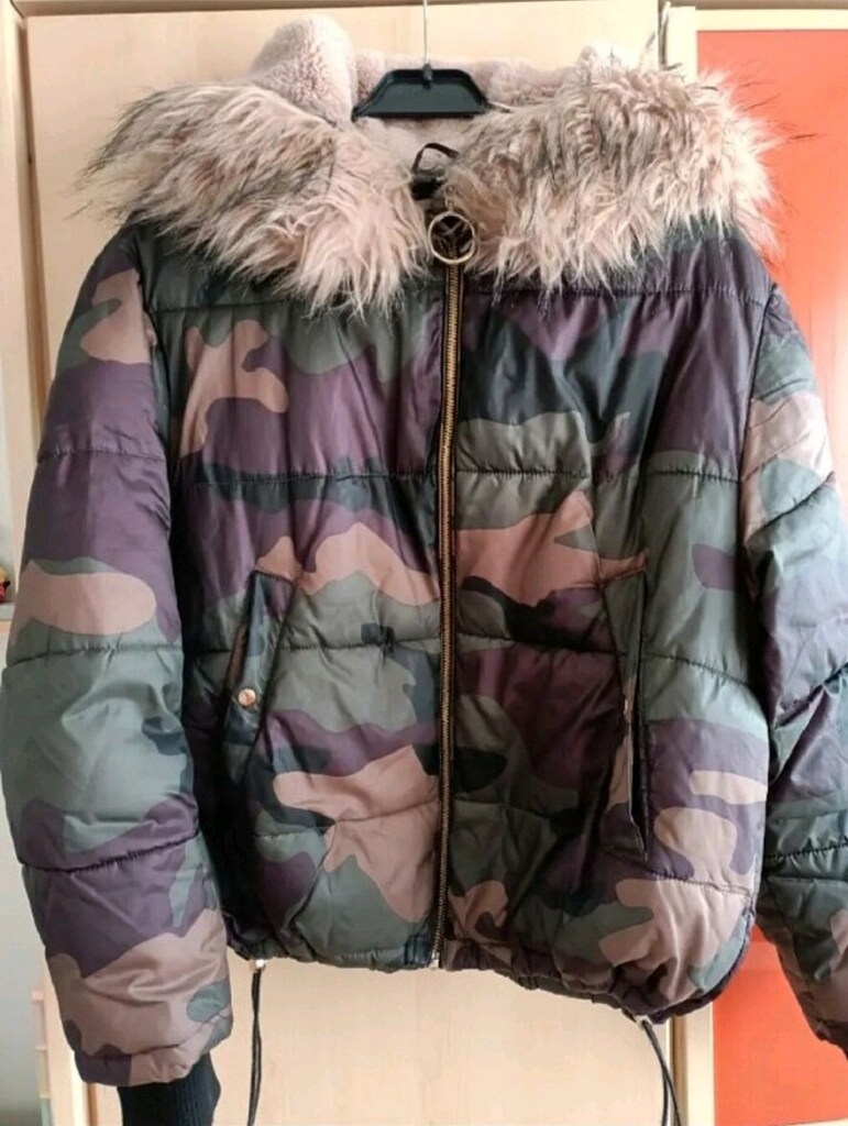 Pull and Bear kamuflaj desenli tüylü kadın şişme mont