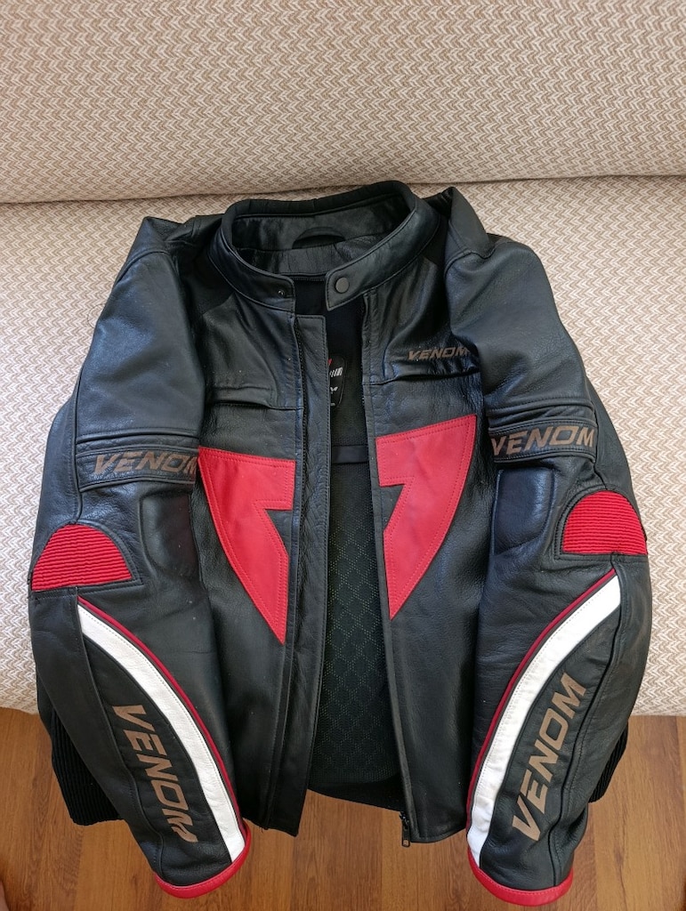 Siyah renk kırmızı desenli Venom - 3