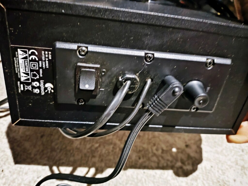 Logitech S-220 model 2.1 hoparlör sisteminin subwoofer ünitesidir. - 2