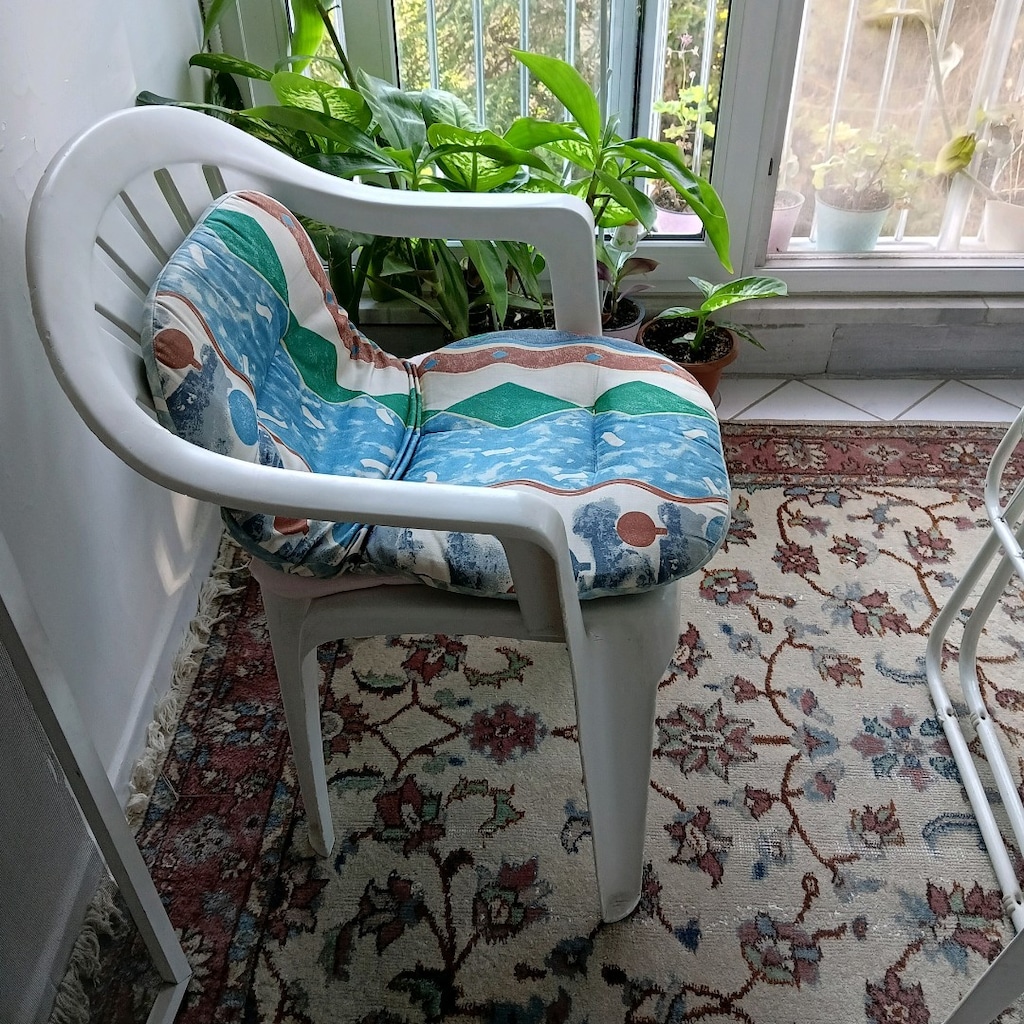 4 papatya koltuk, minderleri ve masa örtüsü dahil