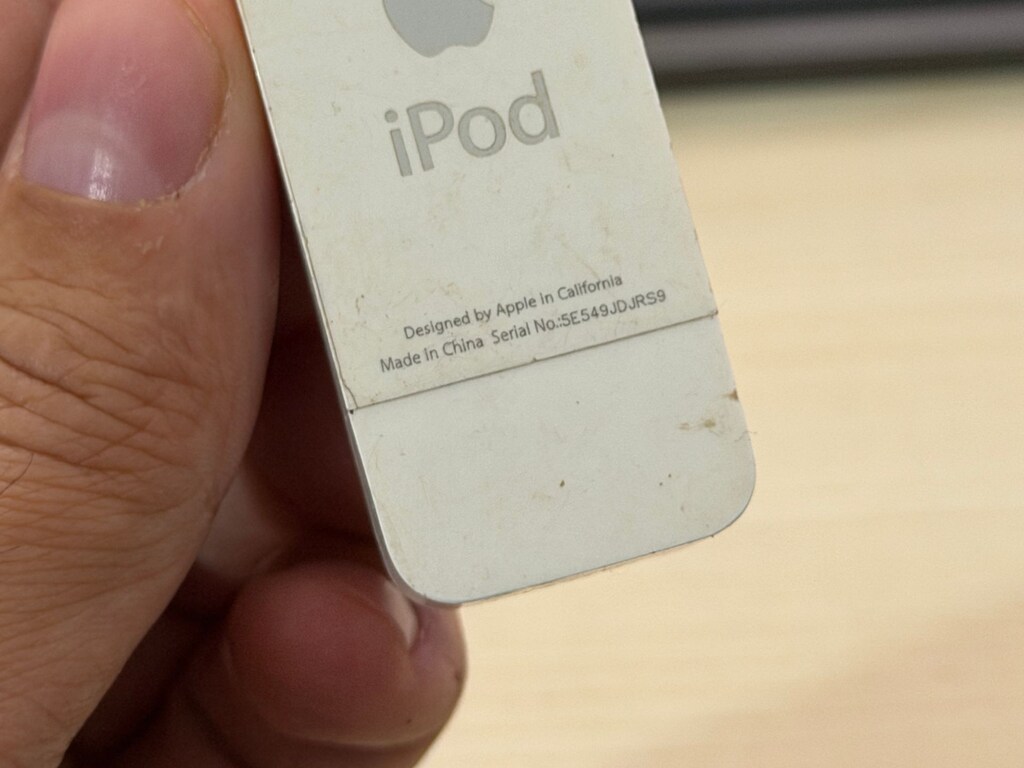 Apple iPod Shuffle A1112 1st Gen 512MB White MP3 Player USB - 3